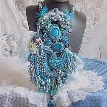 Plastron La Petite Sirène Haute Couture brodé avec des pierres de gemme de différentes tailles : Le Howlite Turquoise et la pierre de Lune, perles nacrées, rocailles, cristaux et dentelle